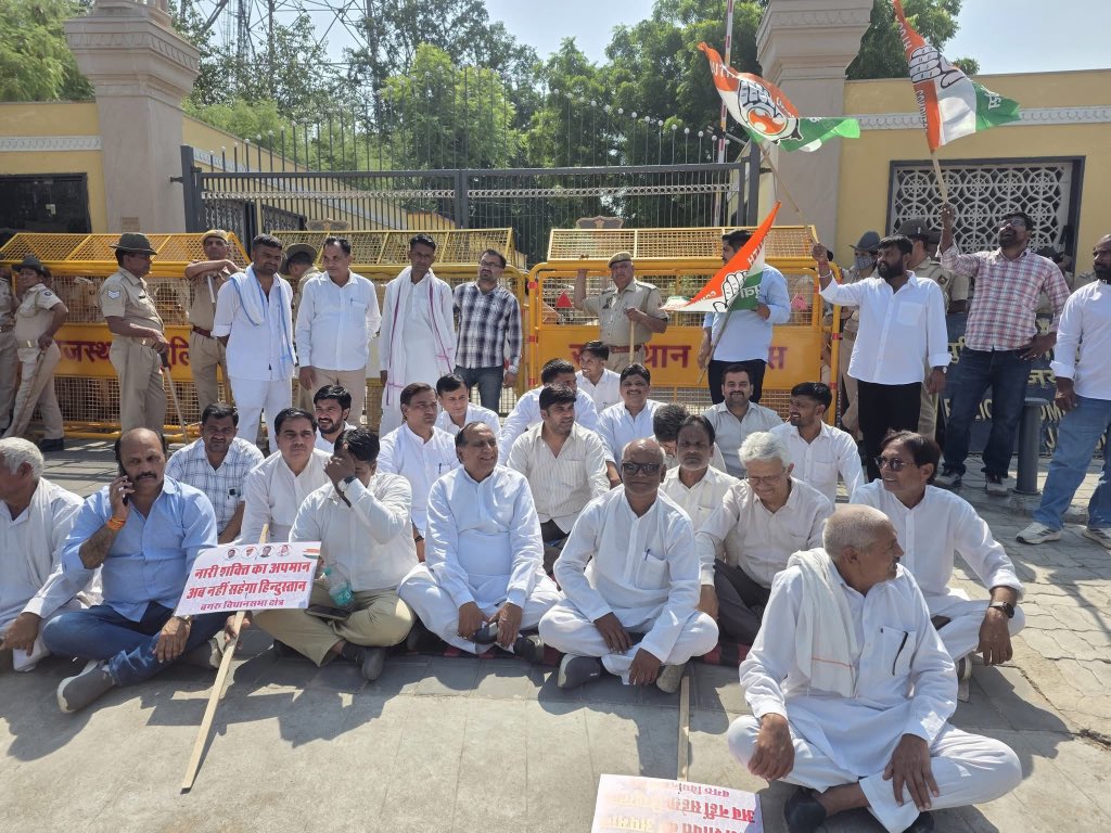 DeshrajMeenaIN's tweet photo. ऋतु बराला की FIR दर्ज नहीं किए जाने के विरोध में आज राजस्थान प्रदेश कांग्रेस कमेटी के माननीय अध्यक्ष श्री गोविंद सिंह डोटासरा जी के नेतृत्व में कांग्रेसजनों के साथ जयपुर पुलिस आयुक्तालय पर विरोध-प्रदर्शन किया।

न्याय की आवाज़ को दबाया नहीं जा सकता। कांग्रेस पार्टी न्याय, सम्मान एवं लोकतांत्रिक अधिकारों की रक्षा के लिए सदैव संघर्षरत रहेगी।

जय कांग्रेस ✊ जय संविधान 🇮🇳
