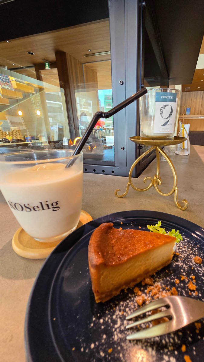 hiro91rock's tweet photo. 今日は友人と二日市にある、KOSelig JAPAN cafeへ。
クラフトチャイとブラウンチーズケーキを注文。

嚥下障害の自分でも楽に食べられる、溶けるようなケーキだし、ヤギのミルクを使ったソースが美味！
おまけで、好きなアロマキャンドルを選べて、暖炉の前で癒された♪ https://t.co/Af4EstXWYu