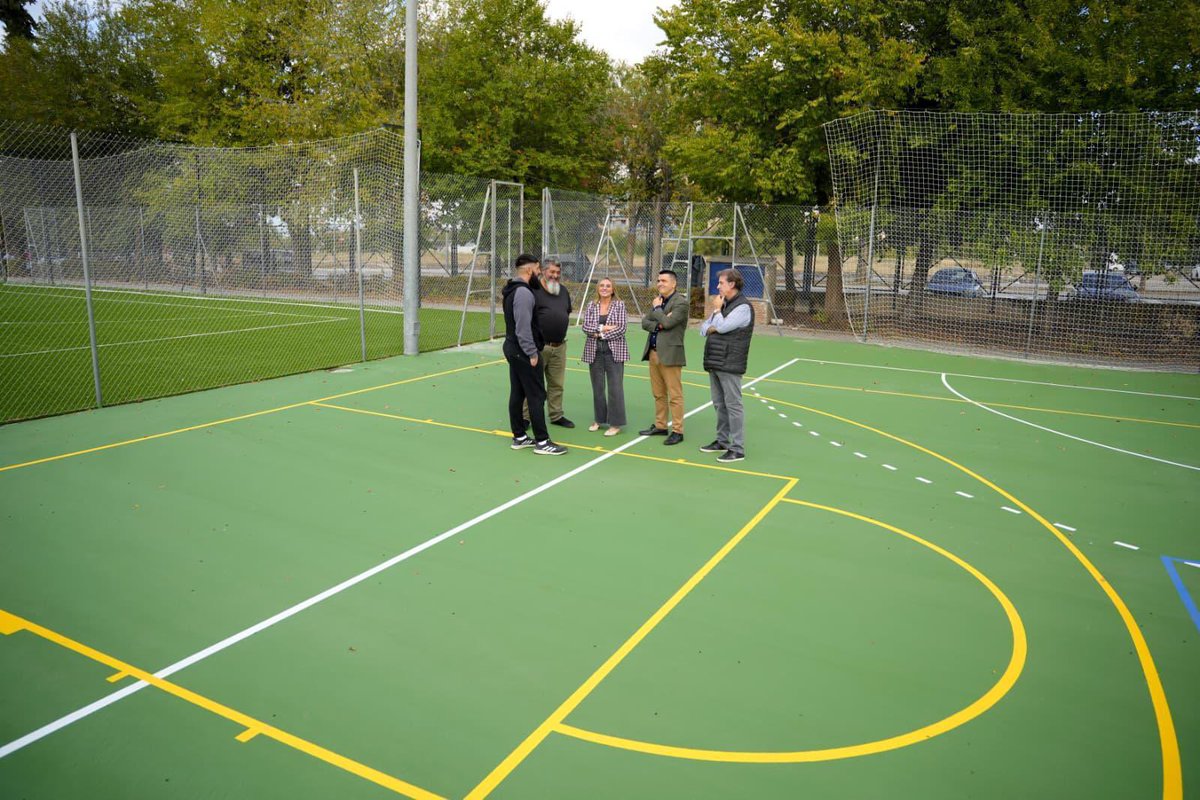 marifrangr's tweet photo. Visitamos las obras de renovación del Polideportivo Molino Nuevo en el Distrito Norte donde se modernizan sus dos pistas con nuevo pavimento deportivo, césped artificial drenante, iluminación LED y mejoras de accesibilidad, respondiendo a las demandas del barrio. https://t.co/B4LfPG9Pjg