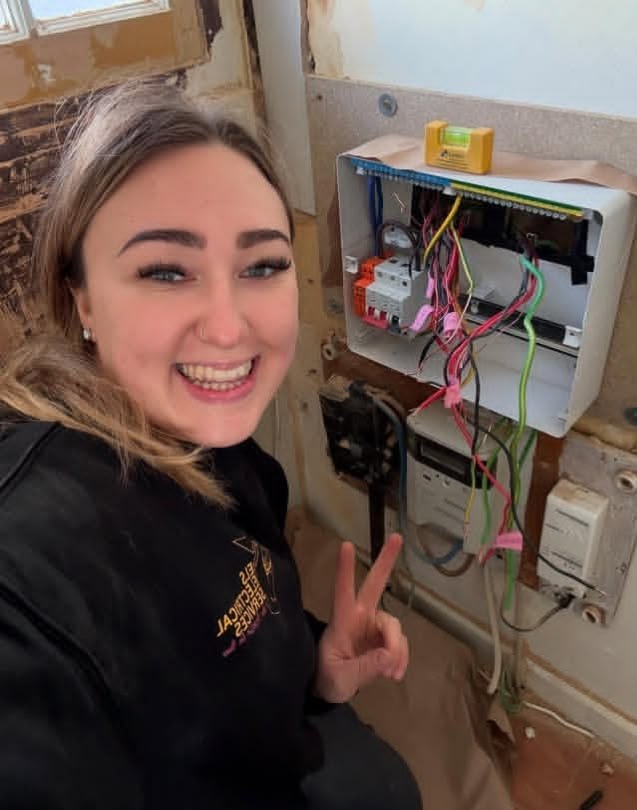 Rebeccaber8do's tweet photo. At work guys dm me for your electrical  work https://t.co/z6n1OkUBgR