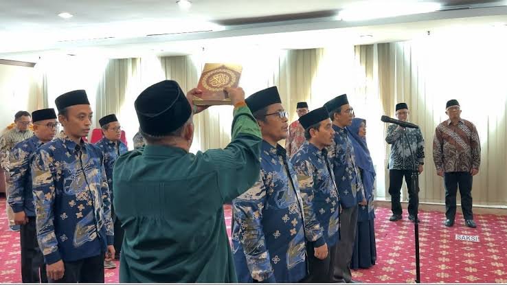 Agustapratama9's tweet photo. @meowngry @prabowo Kemaren takut sama anime sekarang takut sama banner,tapi sama Alquran masa gak takut?

(Gambar cuman ilustrasi) https://t.co/zeQi6vGBCg