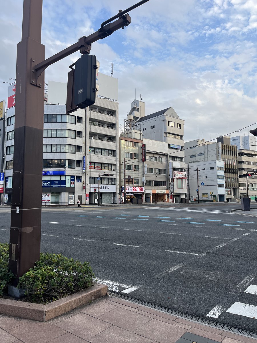 marugotolove's tweet photo. 【開店情報】2026年10/20㊋、広島市西区のJR横川駅前に｢大衆ぎょうざ倶楽部 餃夢中 横川店｣がオープン。広島で2店舗目。な、なんと焼き餃子が99円、生ビールが190円の驚きの安さだそう。
↓
10/20㊋〜23㊎は「OPEN記念祭」として、ハイボールが1円! ※何杯でもOKみたい。
↓
オープン前に現地へ立ち寄ってみたところ、店頭には開店祝いの華やかな花がたくさん飾られていました。
↓
看板メニューの名物｢焼き餃子｣は4個で99円（税込109円）という驚きの価格設定となっています。愛知県産三河もち豚や青森県産ニンニクなど、厳選した国産食材を使用しており、外はパリッと中は肉汁溢れる仕上がりだそうです。
↓
ちなみに今年2026年5月に大阪城公園で盛大に開催された『クラフト餃子フェス2026 OSAKA』にも出場し、5日間で累計5万個を販売した実力派の餃子とのことです。
↓
で、、、何かおいしそうだったので(かなり安いし)、明日予約してしまいました（笑）。