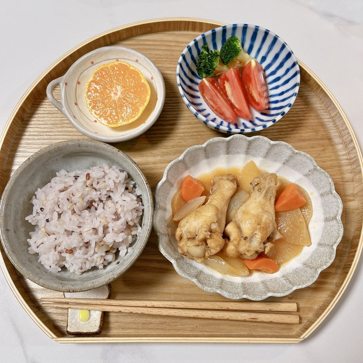 cotton_gohan's tweet photo. 今日のお夕飯は手羽元のさっぱり煮。
大根とにんじん、玉ねぎも一緒にコトコト。
お肉にもお野菜にも味がしみしみで美味しく出来ました♪ https://t.co/02QNJOjTFH