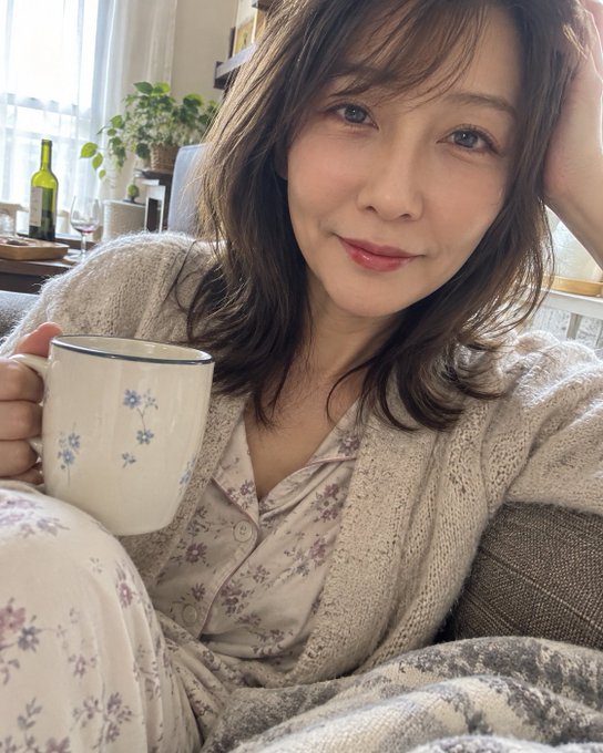PradeepDud15334's tweet photo. Xって若くて可愛いナースさんがいっぱい…

50歳の私じゃ勝ち目ないですよね

でも、若い子より熟女の方が落ち着くっていう男性もいるのかな…？

⭕ 熟女派
❌ 若い子派
正直に教えてください❤️ https://t.co/6lmVY5d6Ro