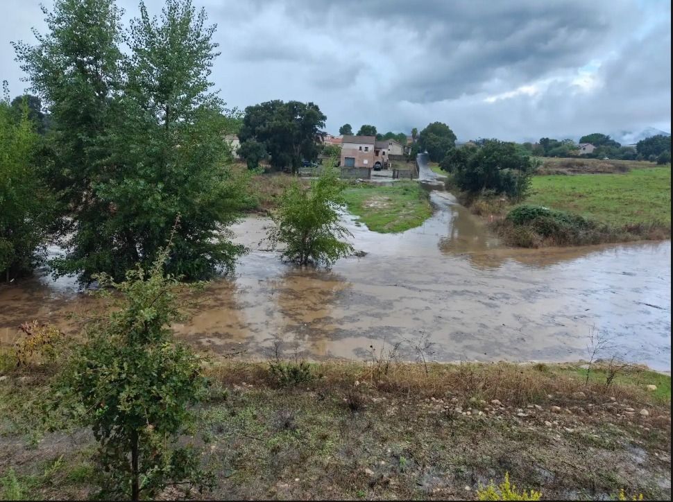 FTViaStella's tweet photo. EN DIRECT: Routes fermées, perturbations du trafic ferroviaire et des bus, #inondations... le point sur la vigilance rouge en Haute-Corse alors qu'un déluge s'abat sur la Plaine orientale. #corse #météo #alterrouge 
https://t.co/dF5iHbweVN https://t.co/PrrDQWx40E