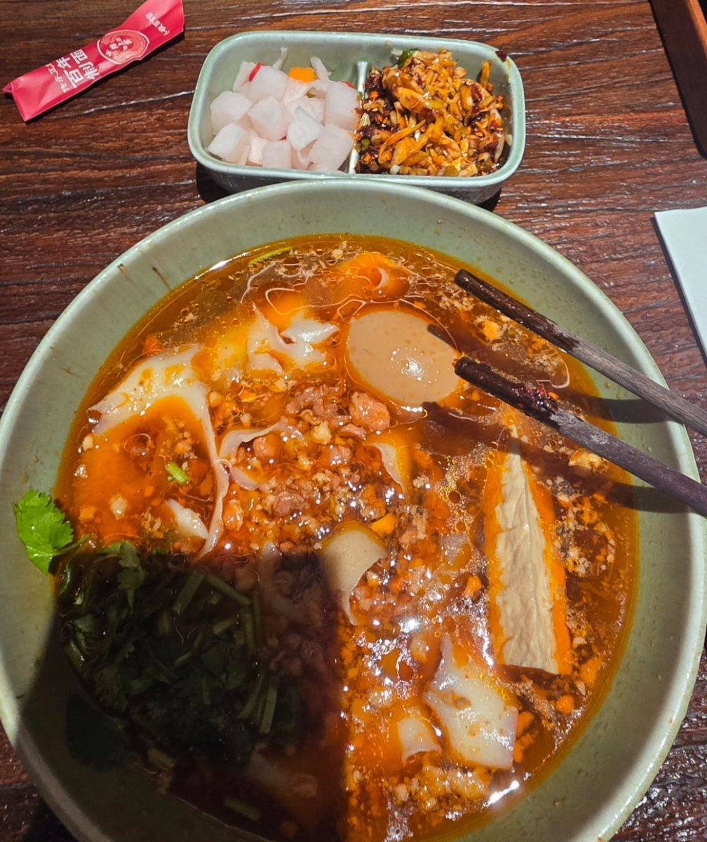 Deanewkei's tweet photo. 试问：
身为北方人，在深秋的晚餐时间，谁能拒绝这样一碗刀削面？ https://t.co/KDUamCg6TZ