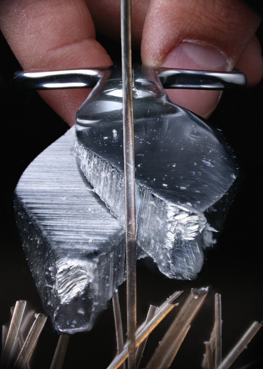 macrofying's tweet photo. A pair of scissors cutting a single hair. https://t.co/G79XjJJRre