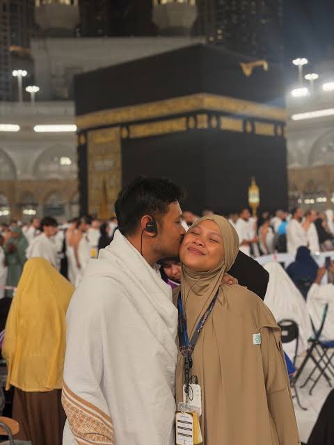 abbkar_ai's tweet photo. These are different pictures of couples kissing each other inside the Grand Mosque. Why didn’t the Saudi authorities execute them?

Many Islamophobes here have been spreading false narratives, claiming that the Bangladeshis executed by the Saudi authorities were couples who were simply kissing each other inside the Grand Mosque.

You can dislike Saudi Arabia for being a Muslim country, but why spread unverified stories just to discredit it? If you want to criticise the authorities, at least get your facts right instead of deliberately misleading people and fueling hatred against Islam.