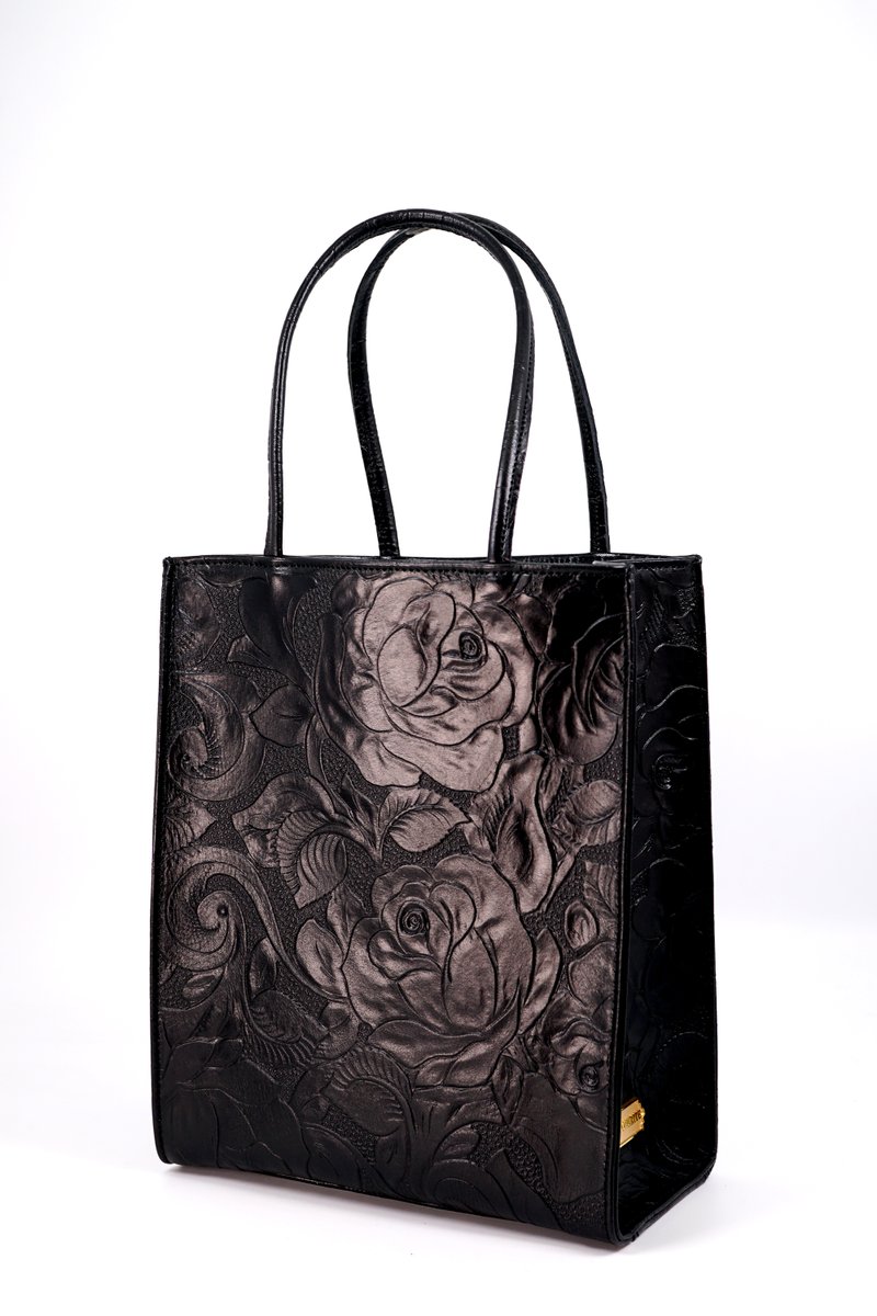 and_c_leather's tweet photo. レトロな薔薇の型押し革で作った、ショッパー型トートバッグ🌹久しぶりの再販です！
https://t.co/7zb5eriebQ https://t.co/6YX3hrrATn