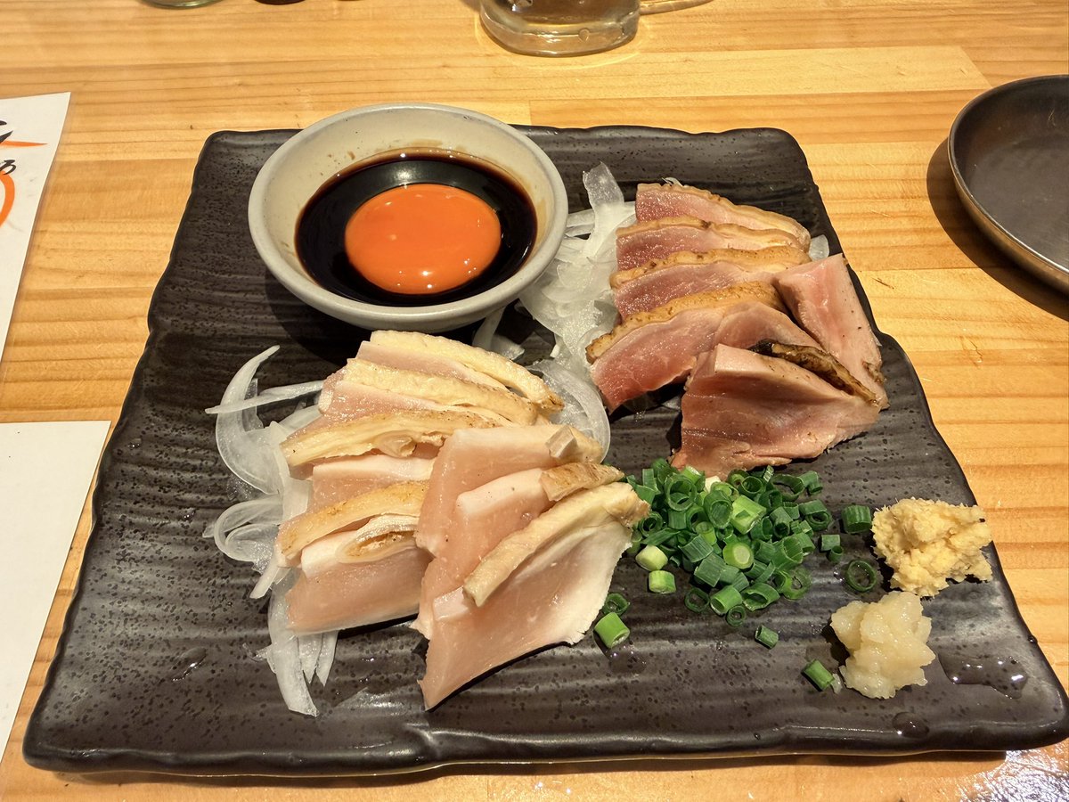 _amakiaki's tweet photo. 鶏刺し初体験 https://t.co/vrtbvQs4ma