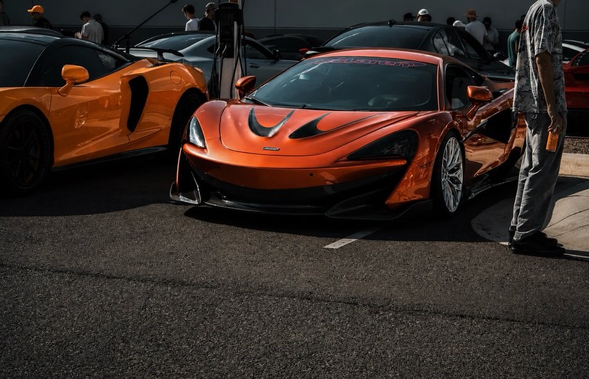 haeringremhno2's tweet photo. This McLaren looks absolutely insane in orange, especially with the carbon fiber details and that wing. Owned by the original Big Papi. https://t.co/DI17v6jRv3
