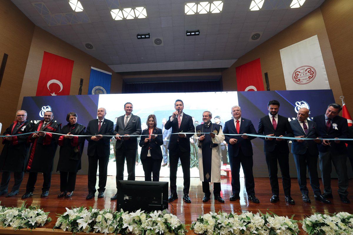aBayraktar1's tweet photo. Ankara Üniversitesi’nin 2026-2027 Akademik Yılı Açılış Töreni’ne katılarak “Türkiye’nin Enerji Görünümü ve Vizyonu” başlıklı açılış dersinde akademisyenlerimiz ve öğrencilerimizle bir araya geldik.

Artan enerji talebini güvenle karşılayan, dışa bağımlılığını azaltan ve 2053 net sıfır hedefine ilerleyen bir Türkiye için attığımız adımları paylaştık. Karadeniz’de doğal gaz, Gabar’da petrol üretiminden yurt dışındaki arama faaliyetlerimize; yenilenebilir enerjiden nükleere, enerji verimliliğinden kritik madenlere uzanan çalışmalarımızın ülkemizin geleceğindeki yerini anlattık.

Program kapsamında, Çankırı’nın Şabanözü ilçesine canlı bağlantı gerçekleştirerek Ankara Üniversitemizin 53,1 MW kurulu güce sahip güneş enerjisi santralinin açılışını da gerçekleştirdik.

Nazik ev sahipliği için Rektörümüz Sayın Necdet Ünüvar’a teşekkür ediyor; kuruluşunun 80. yılını kutlayan Ankara Üniversitemizin yeni akademik yılının tüm üniversite camiasına ve ülkemize hayırlı olmasını diliyorum.