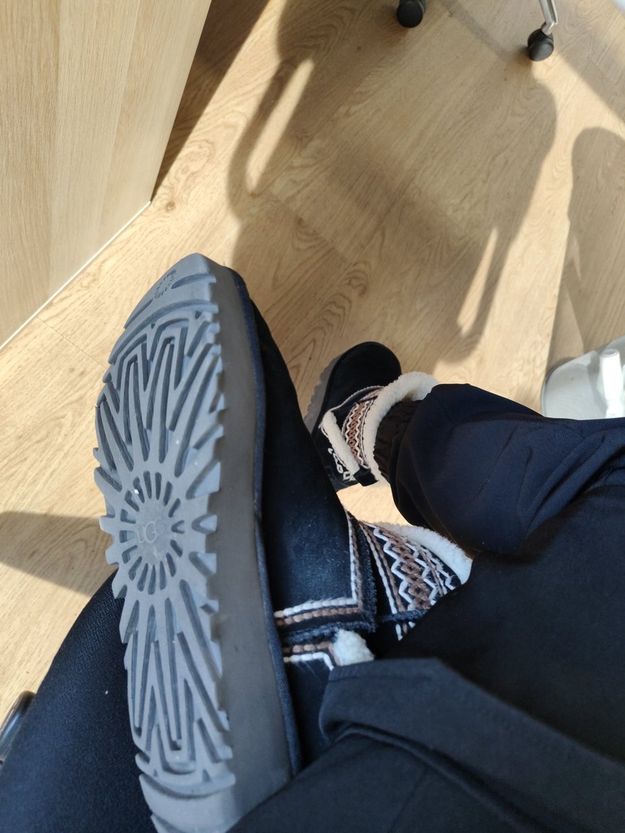 FindomQueenSam's tweet photo. Uggs weather 

I know that makes you weak https://t.co/QziaAwb9Lw