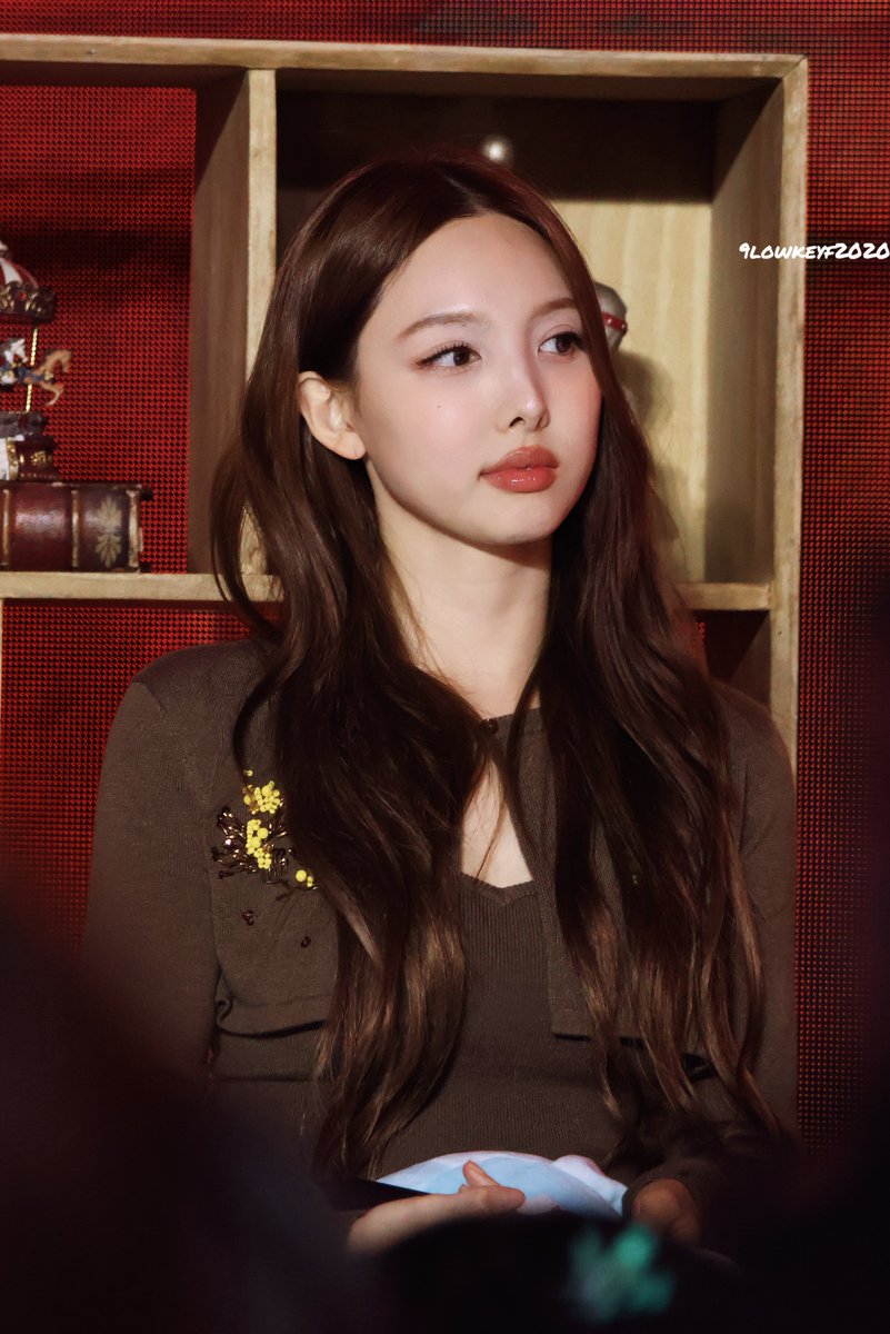 9lowkeyf2020's tweet photo. 261017 Fan Party

#NAYEON #나연 #ナヨン 
#TWICE #트와이스 #トゥワイス https://t.co/kY7bIpKqGg