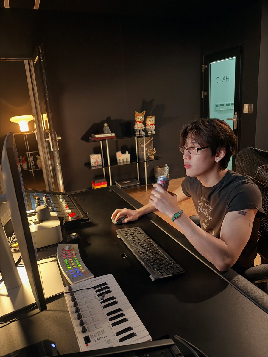 BamBamBooster's tweet photo. 261020 | BamBam’s IG Update 

4🎵done, more to go 

#เรดบูลใส่สุดเอนเนอร์จี้ 
#ใส่สุดกับRedBullxBamBam
🔗 https://t.co/HJt3DFpark

#BamBam @BamBam1A @redbullenergyth https://t.co/NUCQtFT1NB