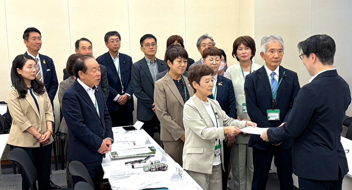 kotarotatsumi's tweet photo. 党滋賀県委員会の環境、厚労など各省庁交渉に大門実紀史参議院議員と同席。節木県議らが、饗庭野演習場の実弾射撃訓練は構造上の問題があり「地元の区長さんも困っている。不安を感じている住民へ説明会を」と求めたのに対し、防衛省は「丁寧な説明をするが、説明会をやる予定はない」と繰り返した(staff)
