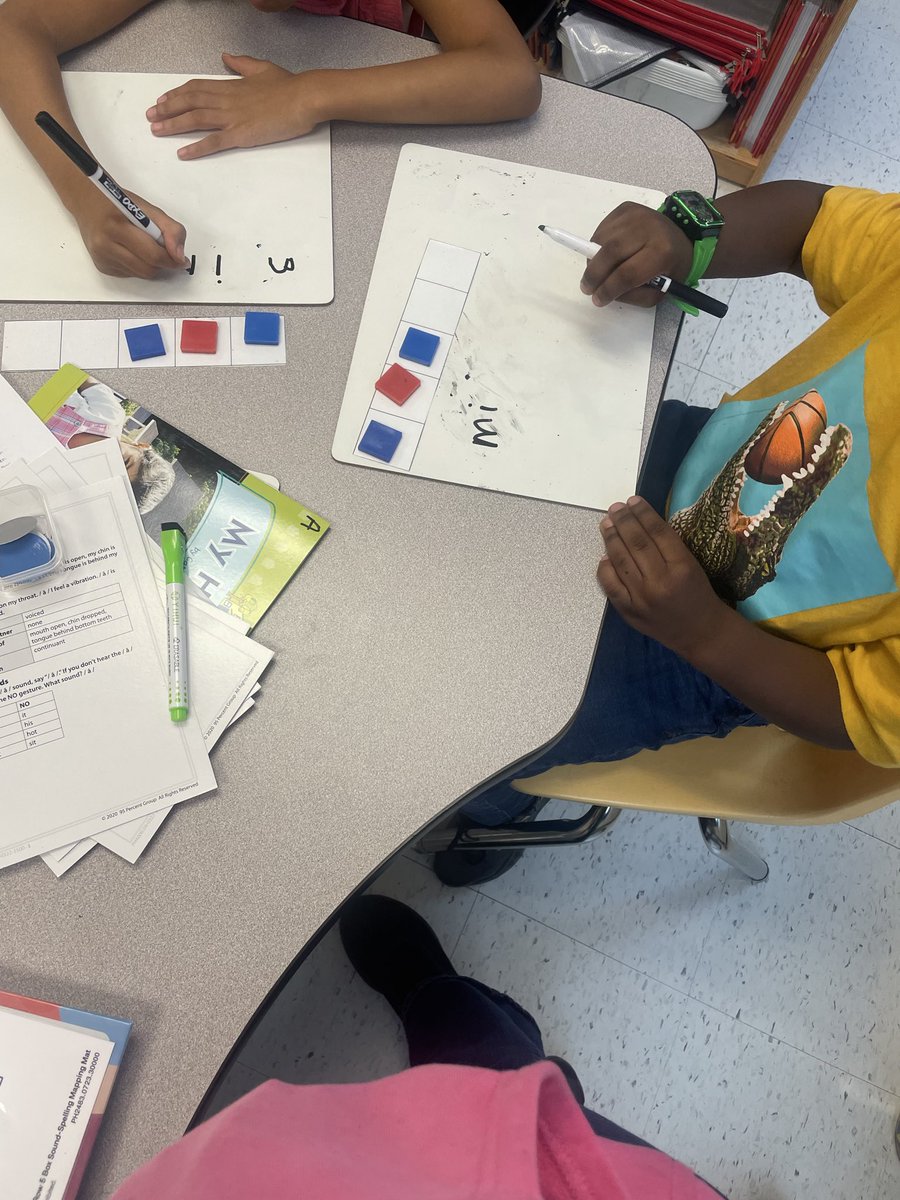 IsonS_Kinder's tweet photo. Here’s a look into Miss Chinn's class!  Students were using their chip maps to practice sounding out three-letter words. They are building their phonics skills and learning how to blend sounds to read words. #Shineandsucceed @IsonSpringsES https://t.co/C9fFetVR8w