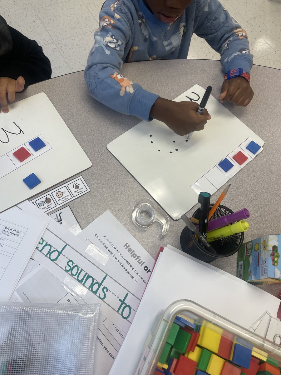 IsonS_Kinder's tweet photo. Here’s a look into Miss Chinn's class!  Students were using their chip maps to practice sounding out three-letter words. They are building their phonics skills and learning how to blend sounds to read words. #Shineandsucceed @IsonSpringsES https://t.co/C9fFetVR8w