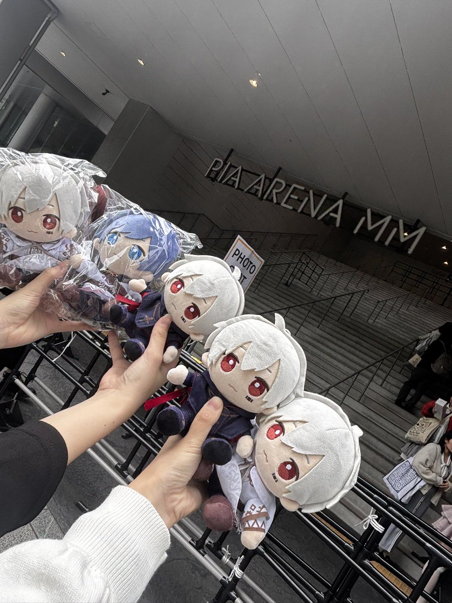 mf_sen_'s tweet photo. ←2015(1.2枚目)
→2026(3.4枚目)

あの頃の写真はほぼ消えてしまって残ってる最古の写真になるけどオタクしてることは10年経とうが変わらない https://t.co/qBWrBIQ3Ss