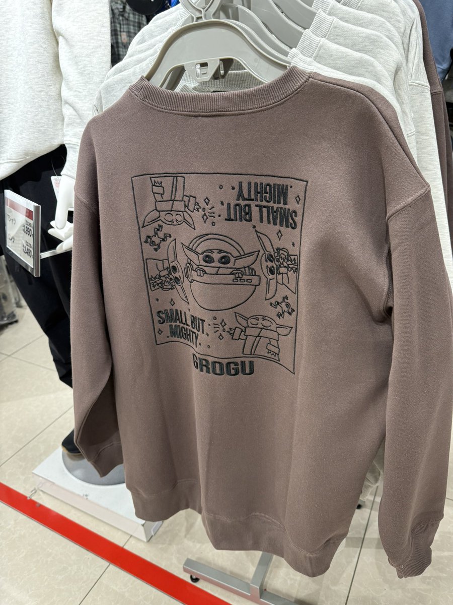 saku_sakuraya's tweet photo. #しまむら に取り寄せしたブツを取りにいったら 秋冬仕様のトレーナー(裏起毛)があった
色味は写真より少し暗めトーン

#メンズ #マングー親子 #マッドホーン #グローグー #マンダロリアン #バック刺繍 https://t.co/FpK0W8ToqB