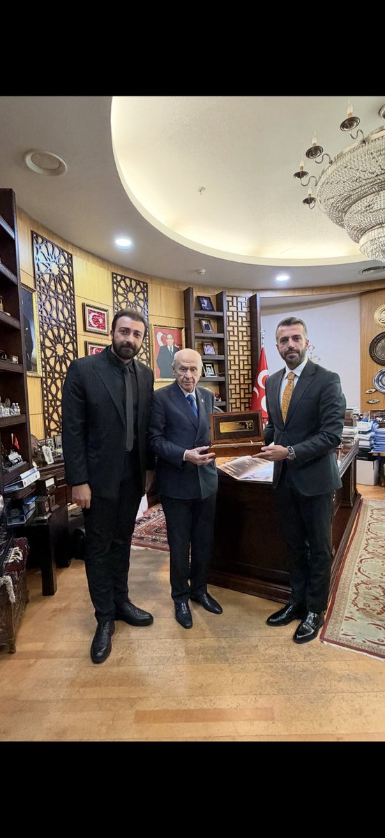 OzgurIrec's tweet photo. Birlik, beraberlik ve toplumsal barış adına önemli bir sürecin yaşandığı bu dönemde, Kulüp İkinci Başkanımız Emin Bayram ve Van’lı iş insanı Ekrem Karademir ile birlikte Milliyetçi Hareket Partisi Genel Başkanı Sayın Devlet Bahçeli’yi ziyaret ederek Vanspor’umuzun mevcut durumunu, yaşadığı sorunları ve geleceğine ilişkin beklentilerimizi paylaştık.

Kulübümüzün karşı karşıya kaldığı sorunların çözümüne yönelik göstermiş olduğu yakın ilgi, vermiş olduğu destek ve gerekli girişimlerin yapılması konusundaki kararlı yaklaşımından dolayı Sayın Devlet Bahçeli’ye teşekkür ediyorum.

Vanspor’umuzun haklarını korumak ve geleceğini daha güçlü temeller üzerine inşa etmek adına çalışmalarımızı kararlılıkla sürdüreceğiz. @Ekremkarademr @emnbayrm