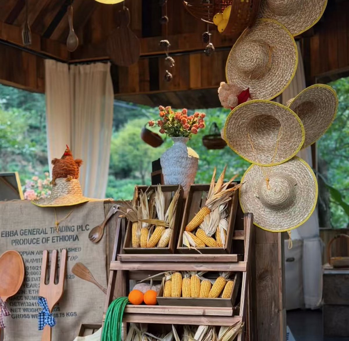 real_time_china's tweet photo. Autumn farms really know how to decorate! Haystacks, pumpkins, flower fields… There’s a new getaway for weekend trips. Would you come for a visit?
#FallIntoChina #AutumnVibes #ColorfulLife #CreativeSpaces https://t.co/SF65K316rj