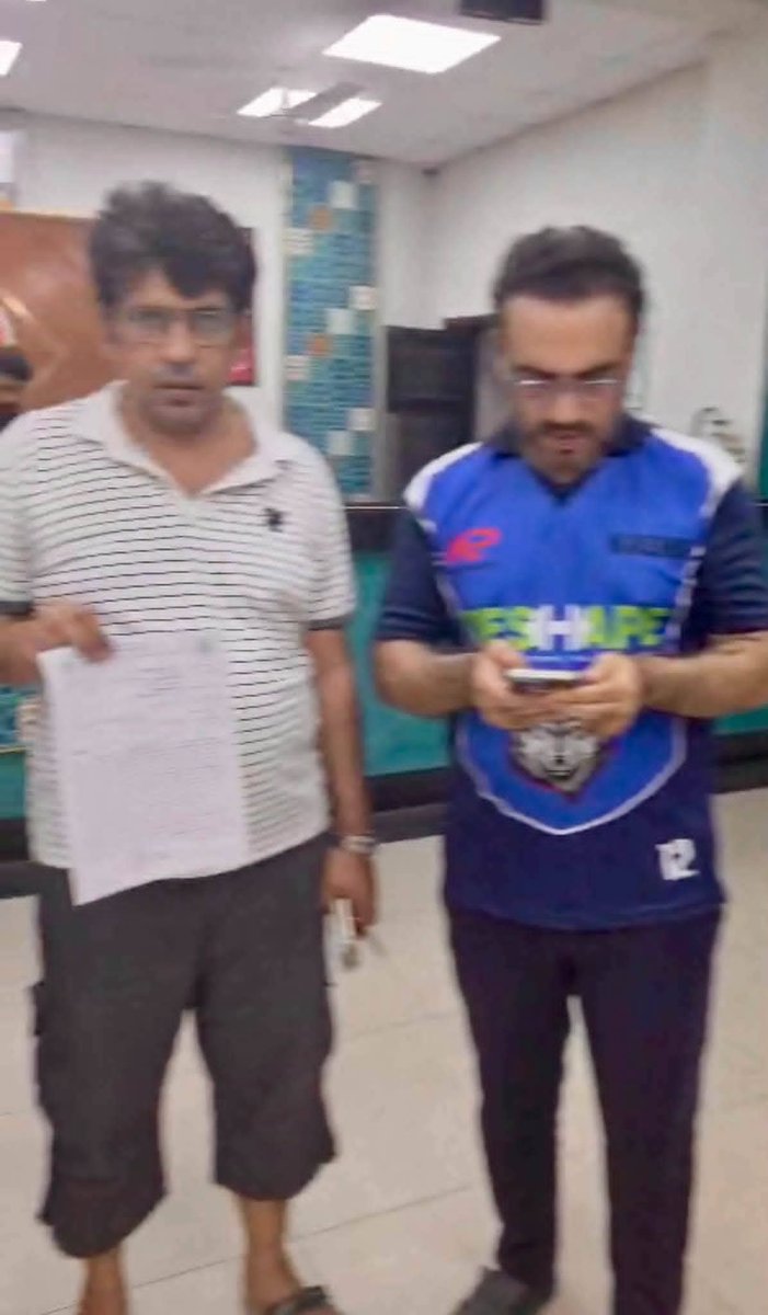 CSMR786's tweet photo. میں کیسے ایک یتیم بچے کے ملزم کو اپنے سامنے فرار ہوتا دیکھ سکتا تھا۔ 
دوپہر 4:40 منٹ جب وسیم شہید بھاگتا ہوا اپنی جان بچاتا ہوا رائل آرچرڈ میں اس انسان کے گھر کے سامنے پہنچا تو توقیر نے اپنی گاڑی کیساتھ اس کو شہید کر دیا۔
گھر میں موجود سید نسیم عباس بخاری نے جب یہ سب دیکھا
1/4 https://t.co/szO0xJrbQV