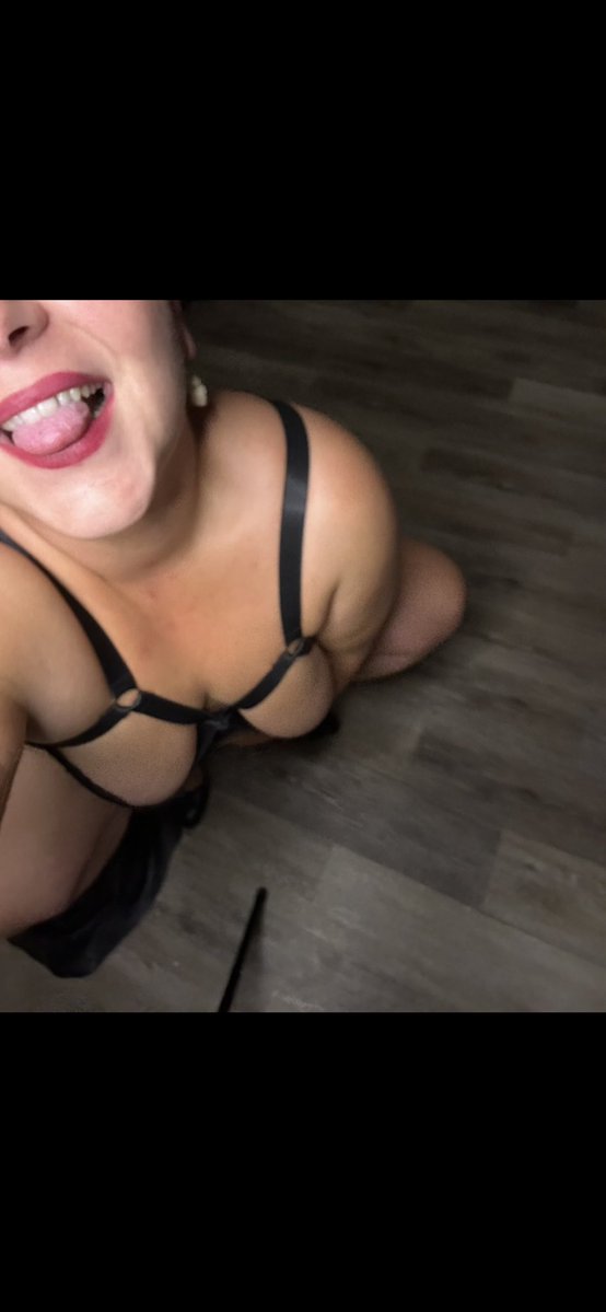 Fetish_queenx's tweet photo. Je vous ai remis mon abo 100% gratuit les chéris ! Profitez, je veux plein de fan et plein de cœur 🖤 jolie cadeau à tous ceux que je vois atterrir la bas 🔗 https://t.co/mukwwuATwE
#erotic #fetish #bbw https://t.co/3M6WcCmi96