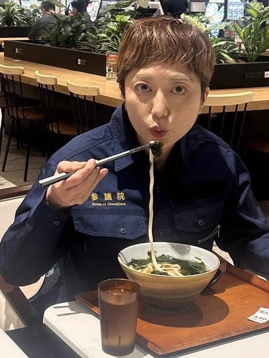 dj4oChqRh244822's tweet photo. 御本人が「被災して炊き出しの必要なはずの」熊本のフードコートでご飯食べてるんだけどなぁ。 https://t.co/JoW3Kl1WKk