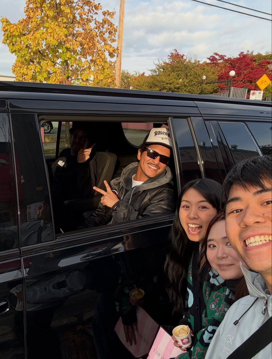 marschives's tweet photo. 🇨🇦 Some lucky fans had a chance encounter with Bruno Mars while they spotted him buying ice cream with his staff at the La Casa Gelato shop while he was wandering around the Vancouver, recently.

She also shares the story of their brief encounter and how she was able to capture a selfie with him.

© Miska Huynh
#TheRomanticTour 
#TheRomanticWorldTour 
#TheRomanticTourVancouver