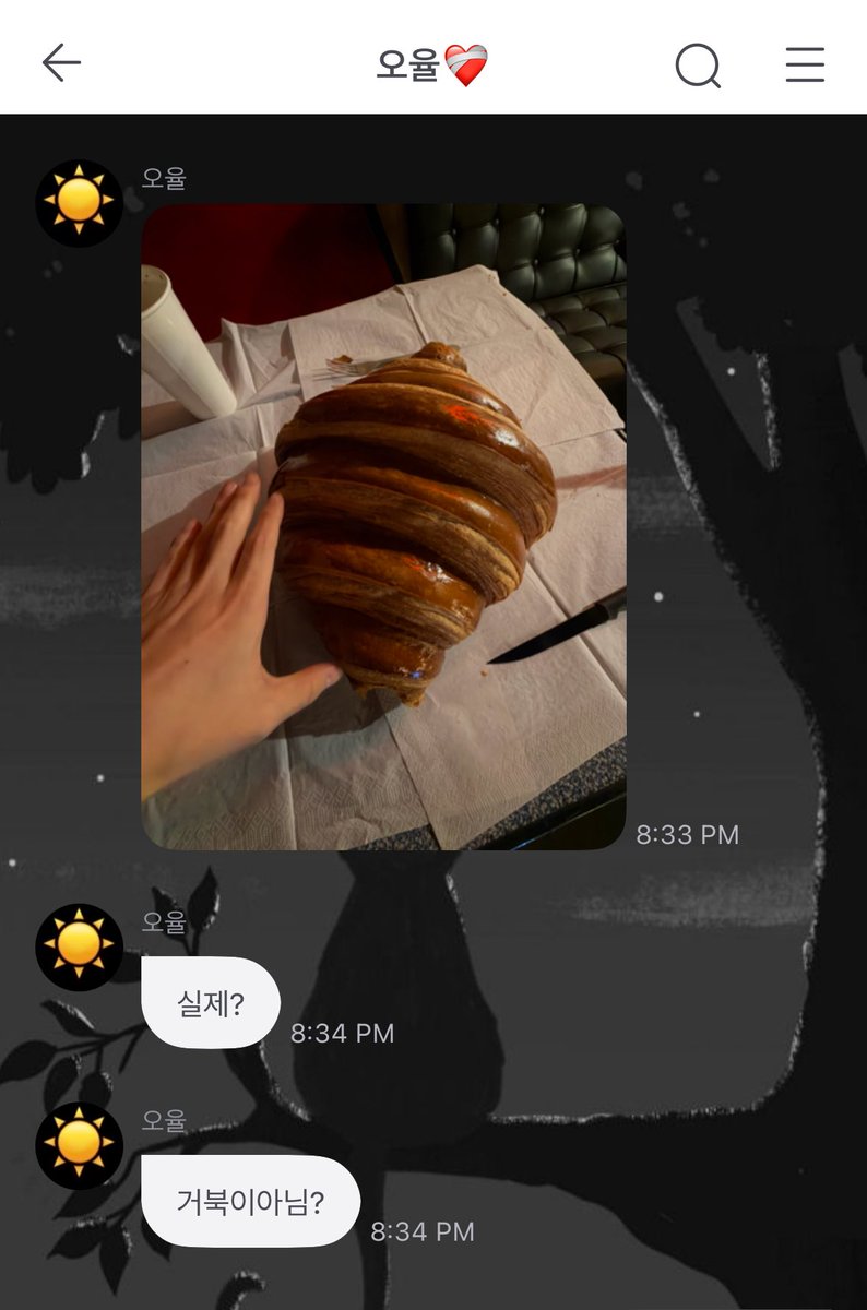 ohyoulic's tweet photo. ANJRIT CROISSANTNYA GEDE BGT COY😭

🐈‍⬛: *pap makanan*
🐈‍⬛: sumpah real?
🐈‍⬛: bukan kura-kura kah ini?

kebayang si ohyul jadi seleb tiktok food vlogger.. “review croissant megalodon~” https://t.co/mibwgW8HNg