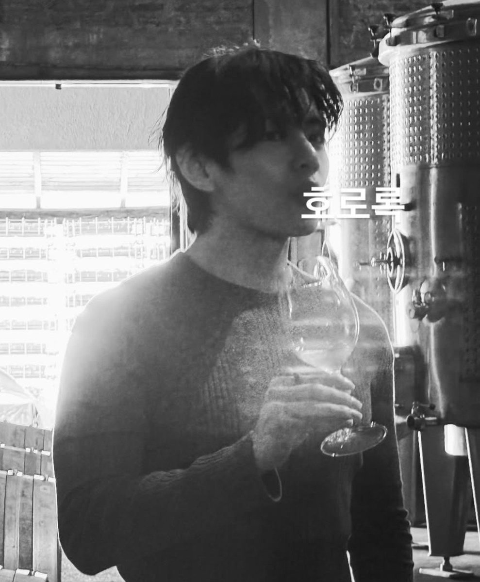 myyouwithjk's tweet photo. wine expert kim taehyung https://t.co/Ya7ZOD0HGP
