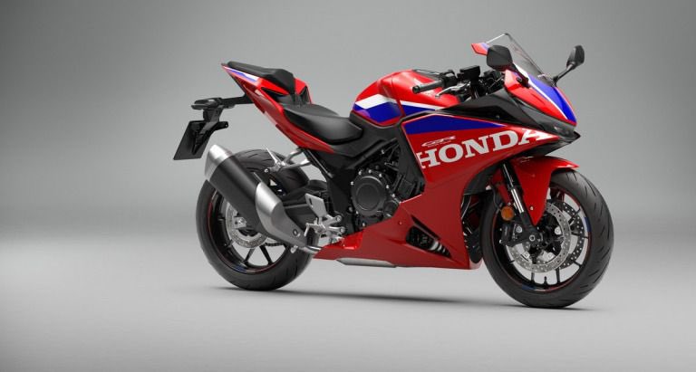 PutiMotor's tweet photo. ホンダが欧州で、新型「CBR500R FOUR」を発表。

新設計の500cc直列4気筒エンジンは、最高出力53.0kW、最大トルク47.4Nmを発生し、 Honda E-Clutchを標準装備、車両重量は189kg、シート高は780mm。

ライディングモードはSTANDARD、SPORT、URBANの3種類に加え、出力・エンジンブレーキ・Honda Selectable Torque Control（HSTC）を任意に設定できるUSERモードを2つ備える。

https://t.co/pHvixp4uHN