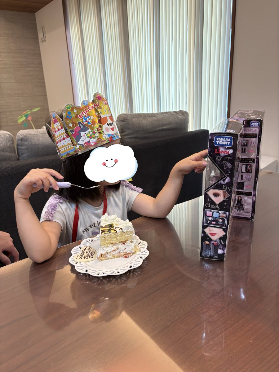 Lyon20003's tweet photo. 6歳のお誕生日おめでとう🎉

めっちゃくちゃなママだけどこれからもよろしくね🙇‍♂️

誕プレはお人形セットと子供でも使える化粧品です💄

これで勝ってに部屋に入ってドレッサーぐちゃぐちゃにされなくなればいいけど😅 https://t.co/KSZsoBD1nz