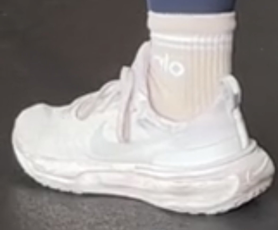Goonead_'s tweet photo. Ughhhh I love how NORMAL I am 😩😩😖 seeing mommy Helo’s porn workout and instantly drooling at her pretty sneakers 😖😖💕💕 she’s such a goddess omgggg https://t.co/255SP1GBfO