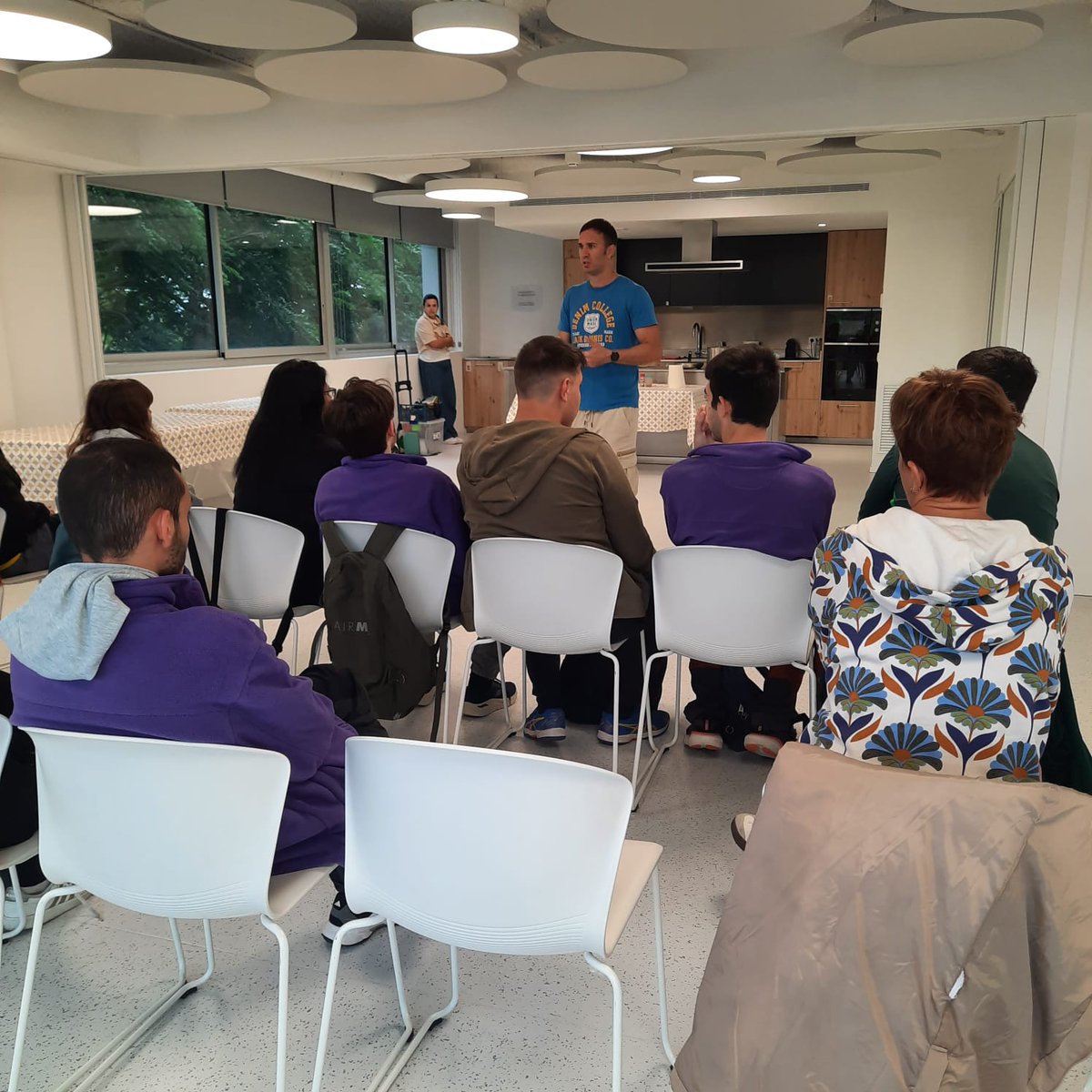 CareCityLab's tweet photo. 🥗👨‍🍳Comença el taller "Cuina sense pares"! Avui, joves de l’IFE de la @FundacioMaresme participen en dues sessions per aprendre receptes senzilles, hàbits saludables i competències per a una vida més autònoma. @diba #OficinadeCures #IFE #Inclusió #MataróCiutatCuidadora https://t.co/p94AbjlKpx