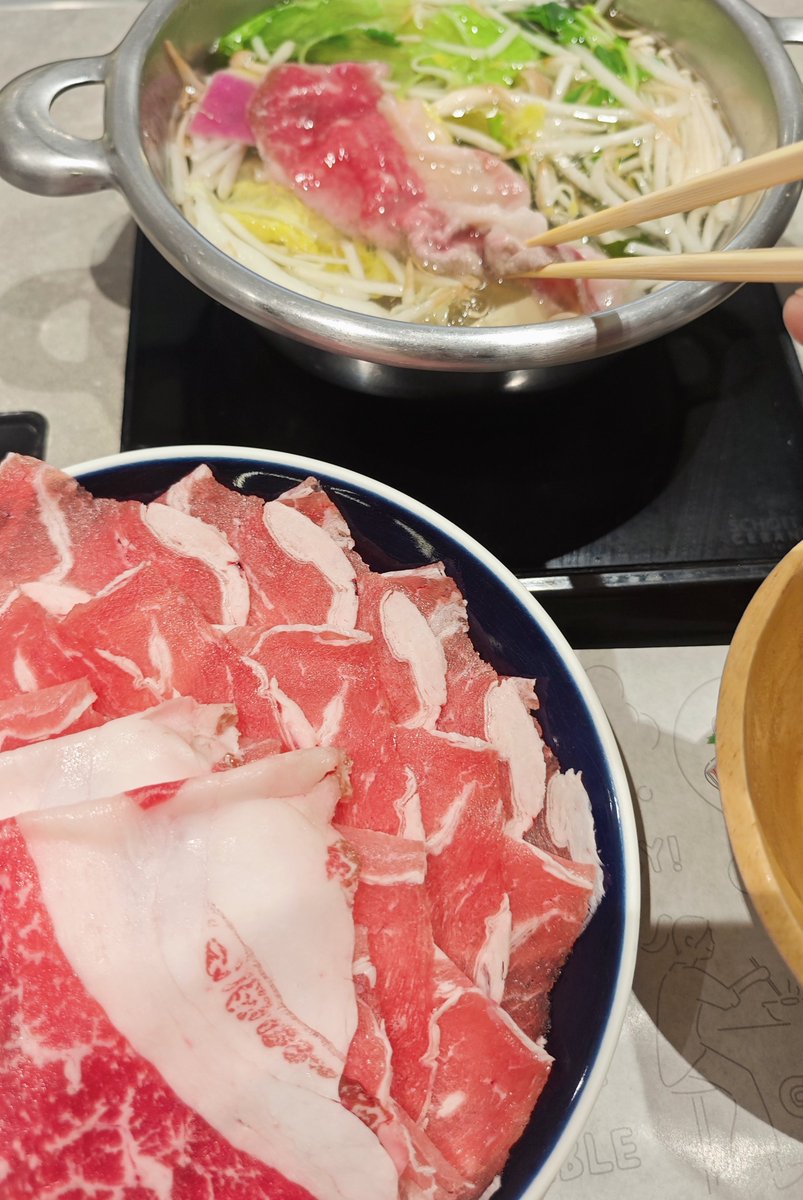 food2kai's tweet photo. 歌舞伎町のひとりしゃぶしゃぶ専門店。
一番安いセットでも満足度やばい！

これはハヤル https://t.co/ZxGDdYWZvb