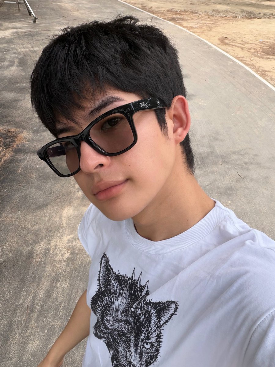 MarkOhmUpdateTH's tweet photo. IG : mmarkpkk

201026

Experiencing the world hands-free through my Ray-Ban | Meta Launches in Thailand today.

#Raybanmeta #MetaAI 
#mmarkpkk @mmarkpkk https://t.co/fYtq59lXb5
