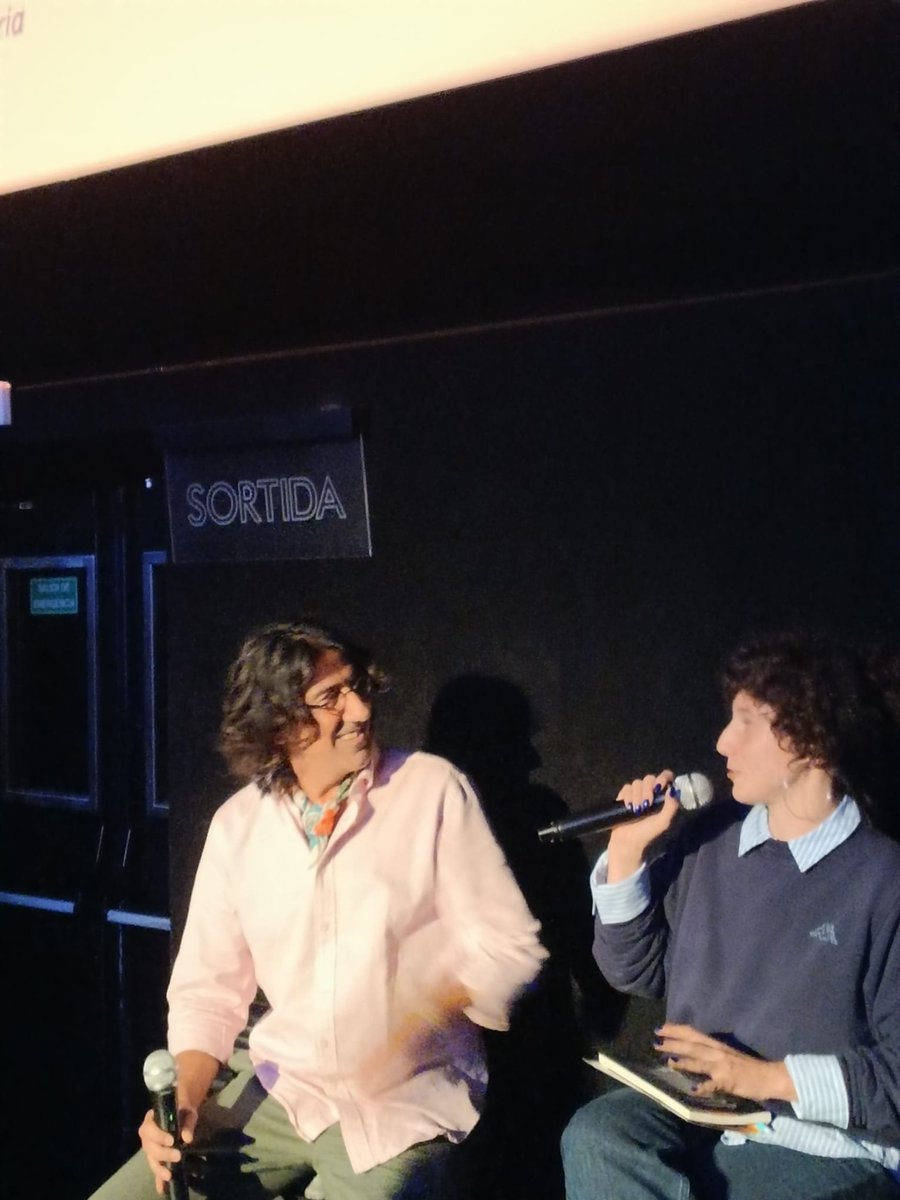 ObagaLlibreria's tweet photo. 2 sessions amb la sala plena a la presentació d"El hombre sin móvil" de @dionisioporta als @Cinemes_Girona . No ens podem sentir més acompanyats. 
L'entrevista de la @pvallsb va ser esplèndida i la lectura dramatitzada d'un capítol per part de Tània Porta i Lluís Cases, de traca. https://t.co/7i24m58BFR