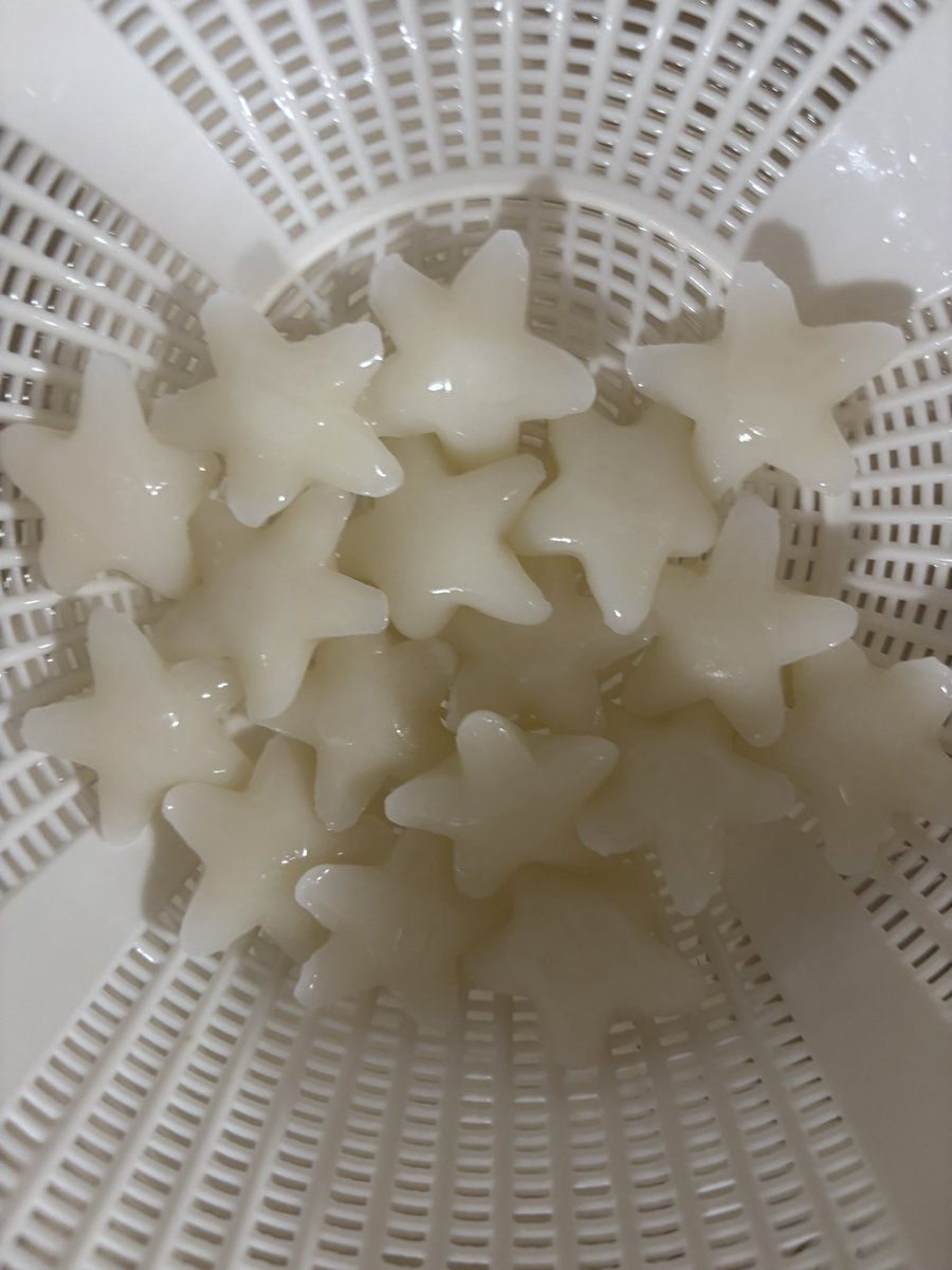 chanchnnn's tweet photo. ダイソーで買った星の形の餅めっちゃいい🤩！！！この時期鍋とかあときな粉餅とかでも美味しそう🥹！！！！！

我が家は何故かシチューに入れてまったく映えないけど子供には好評だった😂 https://t.co/0mlTKTjTzq