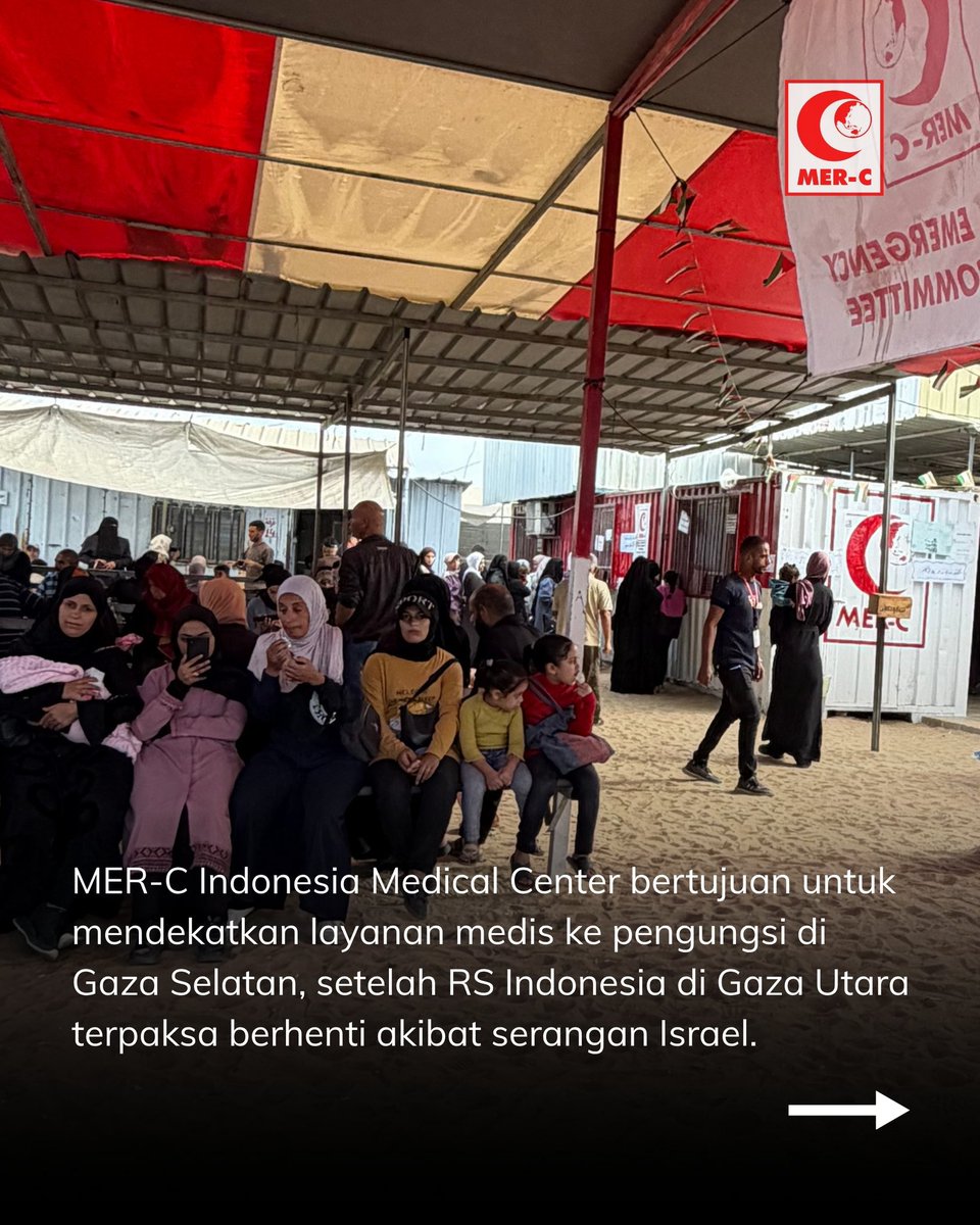 mercindonesia's tweet photo. MER-C Indonesia Medical Center Bawa Semangat Layanan Rumah Sakit Indonesia ke Gaza Selatan

Gaza – Berlokasi di Mawasi, Khan Younis, MER-C Indonesia Medical Center hadir untuk mendekatkan dan memperluas layanan medis kepada masyarakat Gaza, yang sebelumnya diberikan oleh Rumah Sakit Indonesia di Gaza Utara.

Mulai beroperasi pada 1 Desember 2024 melalui kerja sama antara MER-C Indonesia dan Kementerian Kesehatan Palestina (MoH), MER-C Indonesia Medical Center hadir untuk menjawab kebutuhan medis masyarakat di zona padat pengungsi di Gaza Selatan.

Setelah melalui berbagai upaya untuk melengkapi fasilitas dan perbaikan layanan, MER-C Indonesia Medical Center kini menjadi salah satu akses penting bagi keluarga pengungsi di Gaza Selatan.

MER-C Indonesia Medical Center kini didukung oleh 116 anggota staf yang terdiri dari dokter spesialis dan umum, perawat, bidan, apoteker, teknisi laboratorium, fisioterapis, dokter gigi, serta tenaga kesehatan dan personel pendukung lainnya.

Melayani sekitar 1.100–1.500 pasien per hari,  MER-C Indonesia Medical Center melengkapi kontribusi MER-C bersama masyarakat Indonesia dalam menghadirkan layanan kesehatan bagi rakyat Palestina, selain melalui Rumah Sakit Indonesia di Gaza Utara yang saat ini terpaksa berhenti beroperasi akibat terdampak langsung serangan Israel.

Seperti Rumah Sakit Indonesia di Gaza Utara, MER-C Indonesia Medical Center di Gaza Selatan juga membawa semangat pelayanan dan solidaritas masyarakat Indonesia kepada Palestina, di tengah kondisi kemanusiaan yang terus memburuk.

Semoga melalui kolaborasi dan kontribusi kita bersama, MER-C Indonesia Medical Center dapat terus memberikan manfaat bagi masyarakat Gaza dan melanjutkan upaya pelayanan kesehatan yang selama ini dihadirkan melalui Rumah Sakit Indonesia, meski di tengah berbagai keterbatasan dan tantangan