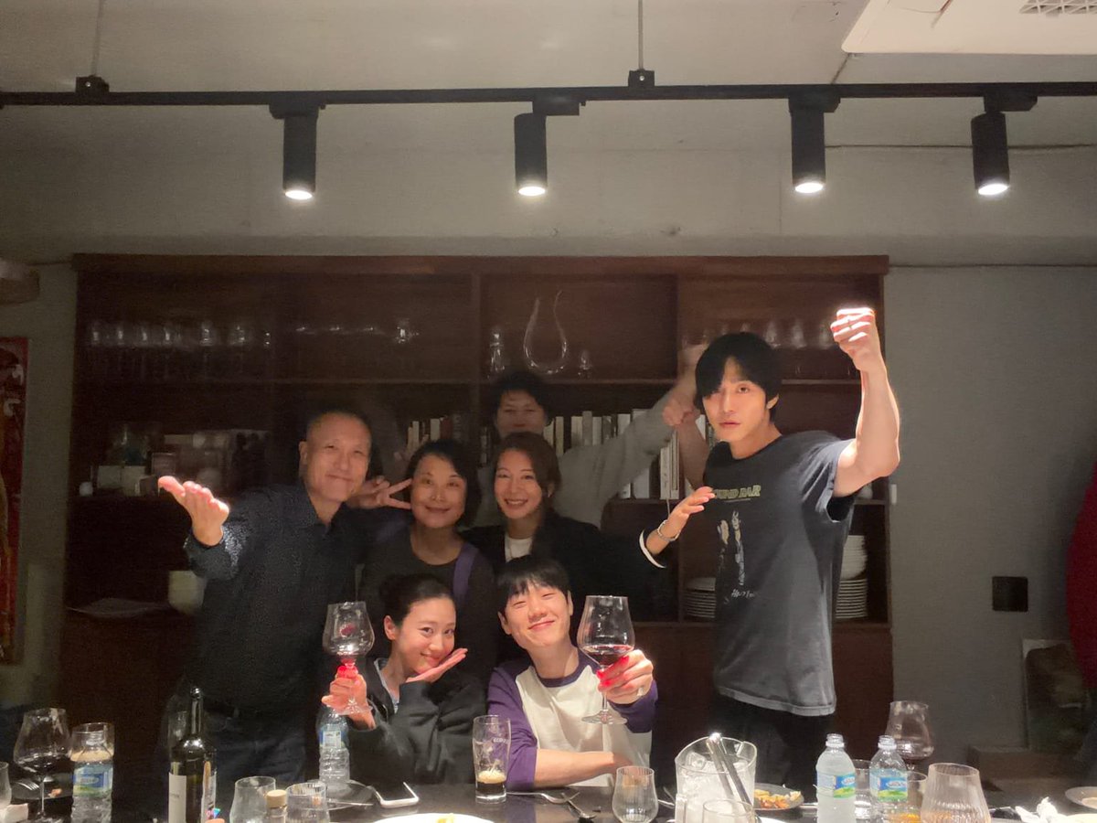 AHNHYOSEOPBASE's tweet photo. #AhnHyoSeop mentioned the #FinalTable schedule via a Weverse DM:

"I went to a clothes fitting today.
I have a few schedules starting the day after tomorrow.
The press conference, Chzzk live stream, and the event!"

D-4 premieres!🧑🏻‍🍳🍽
#안효섭 #파이널테이블 #강한 https://t.co/7FyVliZUFZ