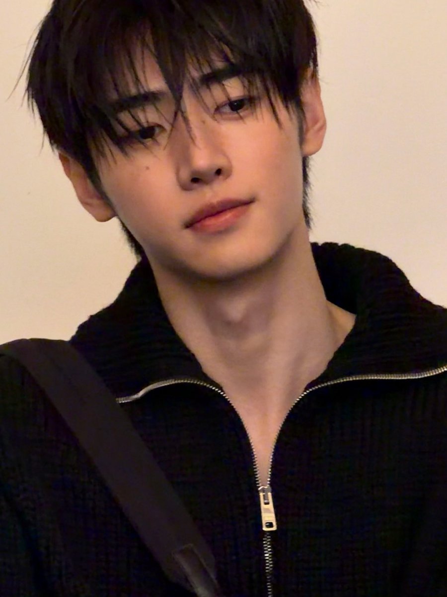Seonghooni's tweet photo. Never needed much to make an impression. Showing up is usually enough, the face just seals the deal https://t.co/sbxz6YCTCV