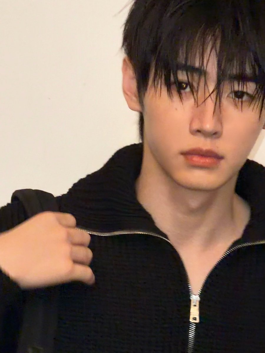 Seonghooni's tweet photo. Never needed much to make an impression. Showing up is usually enough, the face just seals the deal https://t.co/sbxz6YCTCV
