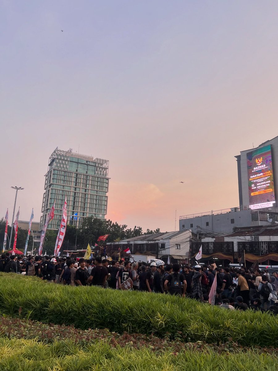 yapping57's tweet photo. 🚨UPDATE TERKINI AKSI 20 OKTOBER JAKARTA JAM 17.41 SEMAKIN RAMAII!! https://t.co/NdrpKiXT0u