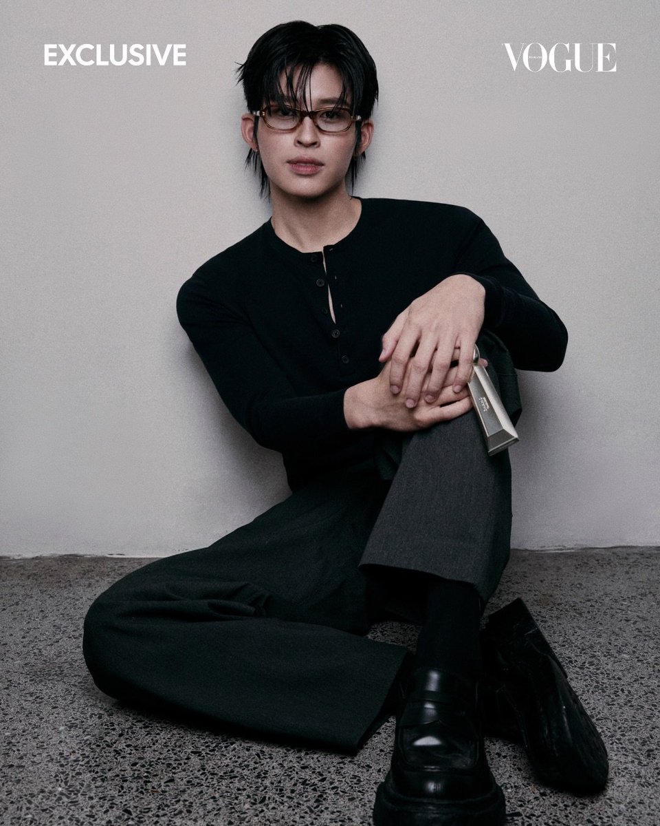 ppnaravit_home's tweet photo. IG : voguethailand

#VogueExclusive เปิดภาพเอ็กซ์คลูซีฟของ ‘ปอนด์-ณราวิชญ์’ @ppnaravit ใน 2 โททัลลุคที่สะท้อนชีวิตประจำวันของปอนด์ได้อย่างลงตัว เริ่มต้นด้วยเสื้อแขนยาวสีดำเข้ารูปแมตช์กับกางเกงสแล็กสีเทาทรงหลวม ก่อนเปลี่ยนเป็นลุคเดนิมที่จับคู่เสื้อเชิ้ตยีนส์แขนยาวกับกางเกงยีนส์เข้ารูป เติมเต็มสไตล์ด้วยแว่นตาจาก Gentle Monster @gentlemonster คอลเล็กชั่น New Optical 2026 พร้อมดูแลผิวมือให้ชุ่มชื้นระหว่างวันด้วย O HAND CREAM CHAMO จาก TAMBURINS @tamburinsofficial #ppnaravit #gentlemonster #tamburins