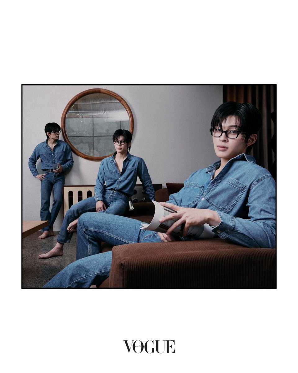 ppnaravit_home's tweet photo. IG : voguethailand

#VogueExclusive เปิดภาพเอ็กซ์คลูซีฟของ ‘ปอนด์-ณราวิชญ์’ @ppnaravit ใน 2 โททัลลุคที่สะท้อนชีวิตประจำวันของปอนด์ได้อย่างลงตัว เริ่มต้นด้วยเสื้อแขนยาวสีดำเข้ารูปแมตช์กับกางเกงสแล็กสีเทาทรงหลวม ก่อนเปลี่ยนเป็นลุคเดนิมที่จับคู่เสื้อเชิ้ตยีนส์แขนยาวกับกางเกงยีนส์เข้ารูป เติมเต็มสไตล์ด้วยแว่นตาจาก Gentle Monster @gentlemonster คอลเล็กชั่น New Optical 2026 พร้อมดูแลผิวมือให้ชุ่มชื้นระหว่างวันด้วย O HAND CREAM CHAMO จาก TAMBURINS @tamburinsofficial #ppnaravit #gentlemonster #tamburins