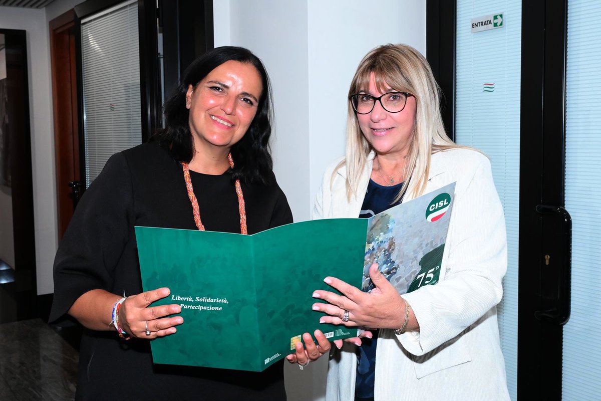 CislNazionale's tweet photo. Firmato oggi a Roma, nella sede nazionale della Cisl, il Protocollo d’Intesa tra #Cisl e #UNHCR, l’Agenzia Onu per i Rifugiati, per rafforzare l’inclusione e la tutela delle persone rifugiate e richiedenti asilo nell’ambito del progetto “Spazio Comune”. La rete dei servizi Cisl – Patronato #Inas, #CafCisl, #Anolf e Federazioni di categoria – a supporto di accesso ai diritti, welfare e inserimento lavorativo.
#DanielaFumarola: «Un investimento nella coesione sociale e nel futuro del nostro Paese».
#FrancescaBonelli (UNHCR): «Un passo decisivo verso soluzioni durevoli e una società più inclusiva».

👉Leggi il comunicato: https://t.co/G5E1ffL3ss

@FraBonelli @UNHCRItalia #SpazioComune #Rifugiati #Inclusione