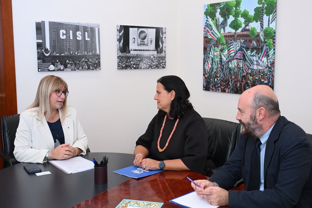 CislNazionale's tweet photo. Firmato oggi a Roma, nella sede nazionale della Cisl, il Protocollo d’Intesa tra #Cisl e #UNHCR, l’Agenzia Onu per i Rifugiati, per rafforzare l’inclusione e la tutela delle persone rifugiate e richiedenti asilo nell’ambito del progetto “Spazio Comune”. La rete dei servizi Cisl – Patronato #Inas, #CafCisl, #Anolf e Federazioni di categoria – a supporto di accesso ai diritti, welfare e inserimento lavorativo.
#DanielaFumarola: «Un investimento nella coesione sociale e nel futuro del nostro Paese».
#FrancescaBonelli (UNHCR): «Un passo decisivo verso soluzioni durevoli e una società più inclusiva».

👉Leggi il comunicato: https://t.co/G5E1ffL3ss

@FraBonelli @UNHCRItalia #SpazioComune #Rifugiati #Inclusione