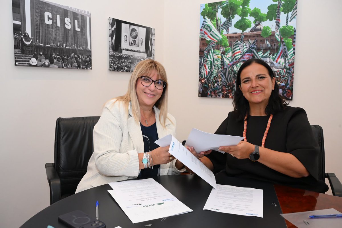 CislNazionale's tweet photo. Firmato oggi a Roma, nella sede nazionale della Cisl, il Protocollo d’Intesa tra #Cisl e #UNHCR, l’Agenzia Onu per i Rifugiati, per rafforzare l’inclusione e la tutela delle persone rifugiate e richiedenti asilo nell’ambito del progetto “Spazio Comune”. La rete dei servizi Cisl – Patronato #Inas, #CafCisl, #Anolf e Federazioni di categoria – a supporto di accesso ai diritti, welfare e inserimento lavorativo.
#DanielaFumarola: «Un investimento nella coesione sociale e nel futuro del nostro Paese».
#FrancescaBonelli (UNHCR): «Un passo decisivo verso soluzioni durevoli e una società più inclusiva».

👉Leggi il comunicato: https://t.co/G5E1ffL3ss

@FraBonelli @UNHCRItalia #SpazioComune #Rifugiati #Inclusione